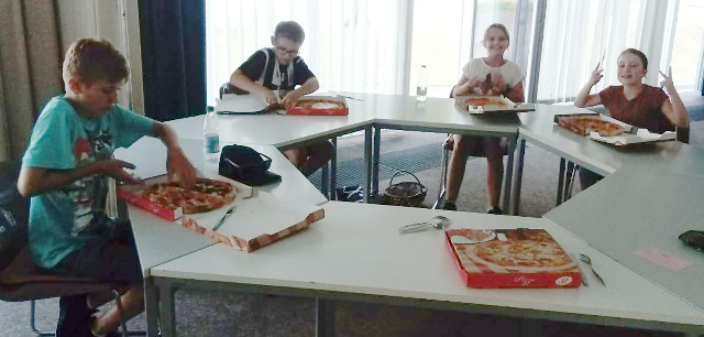 Kräuterbüschel8 Beim Wohlverdienten Pizza essen © Melanie Schnürer