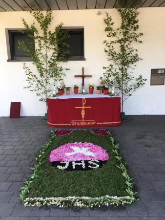 3. Altar vor der Schule 2023 gestaltet von den Ministranten @V. Gäbke