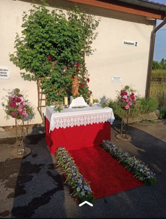 1. Altar am Pfarrheim @ Julia Stutzmiller-Stolz