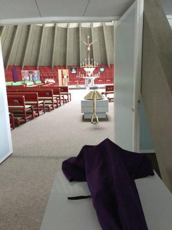 Karfreitag2022 Verhülltes Kreuz vor dem Kirchenraum 2022 @ V. Gäbke