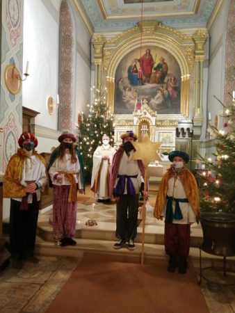 SternsingerBA2021-2 Sternsinger-Aktion 2021 - Aussendung in weihnachtlich geschmückter Kirche © E. Hieber