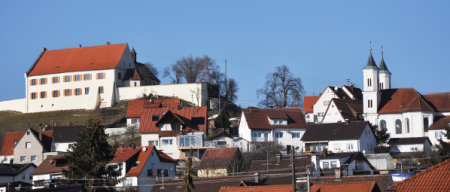 Ansicht Syrgenstein: links Schloss, rechts St. Johannes Evangelist, Altenberg © V. Gäbke (2013)