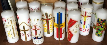 Osterkerzen für die Gemeindemitglieder gestaltet von den Ministranten @ V. Gäbke